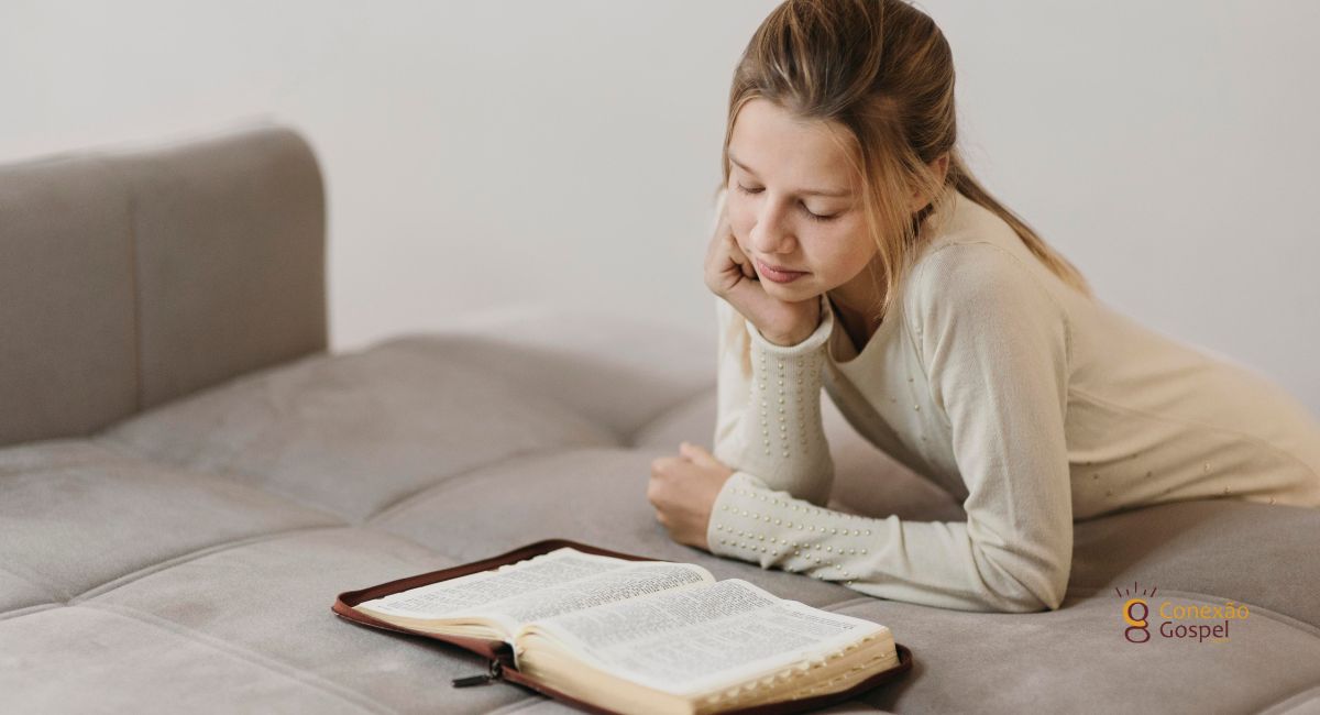 Mulher lendo a bíblia Sagrada tranquila no quarto. 20 Versículos De Fé e Motivação Para Sua Vida